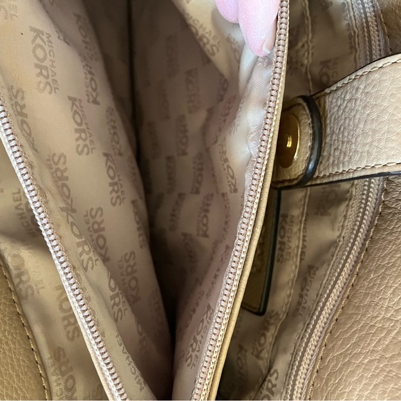 Michael Kors Rare Hamilton Handbag/Shoulder bag. Tan with gold. Snap and zipper - Picture 6 of 10